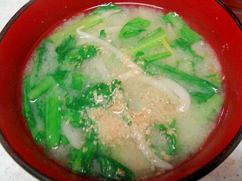 上品な味わい　もやしと菊菜の胡麻味噌汁